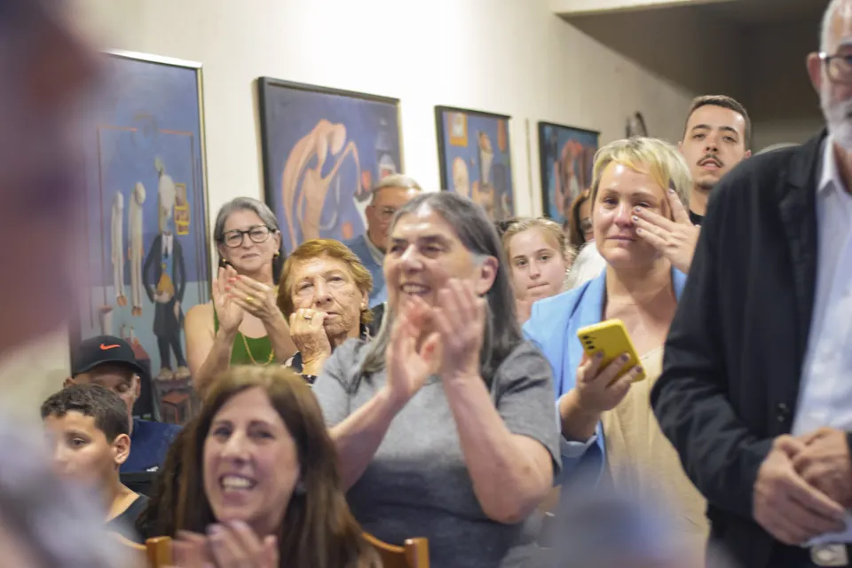 Público aplaude uma apresentação na escola.