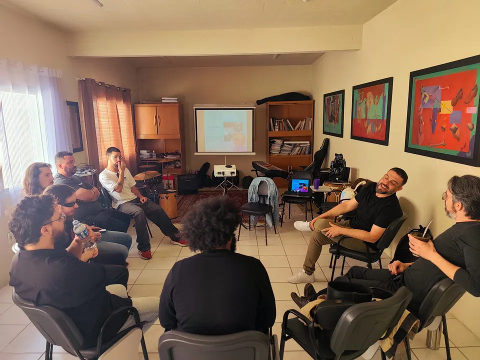 Roda de conversa do 2º Mentes MusiCaos, com o telão ao fundo.