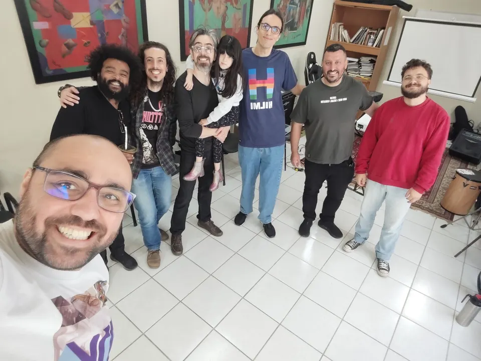 Selfie do Marcelo Vaz com músicos e alunos no 2º Mentes MusiCaos.
