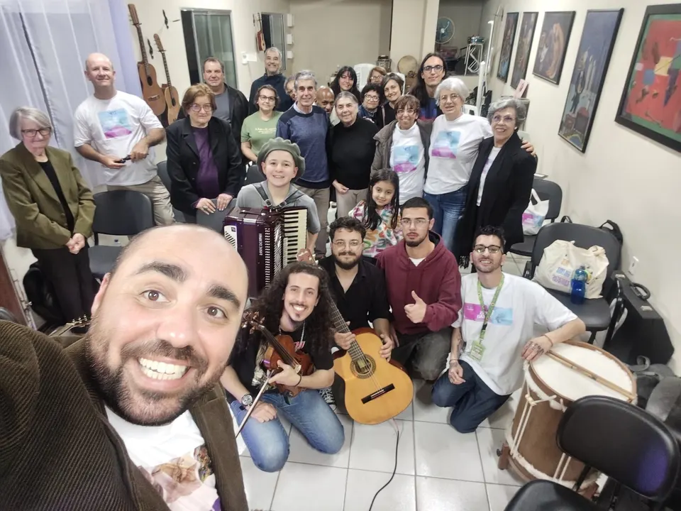 Selfie do Marcelo Vaz com o público do encerramento do 2º Mentes MusiCaos, entre violões e tambores.